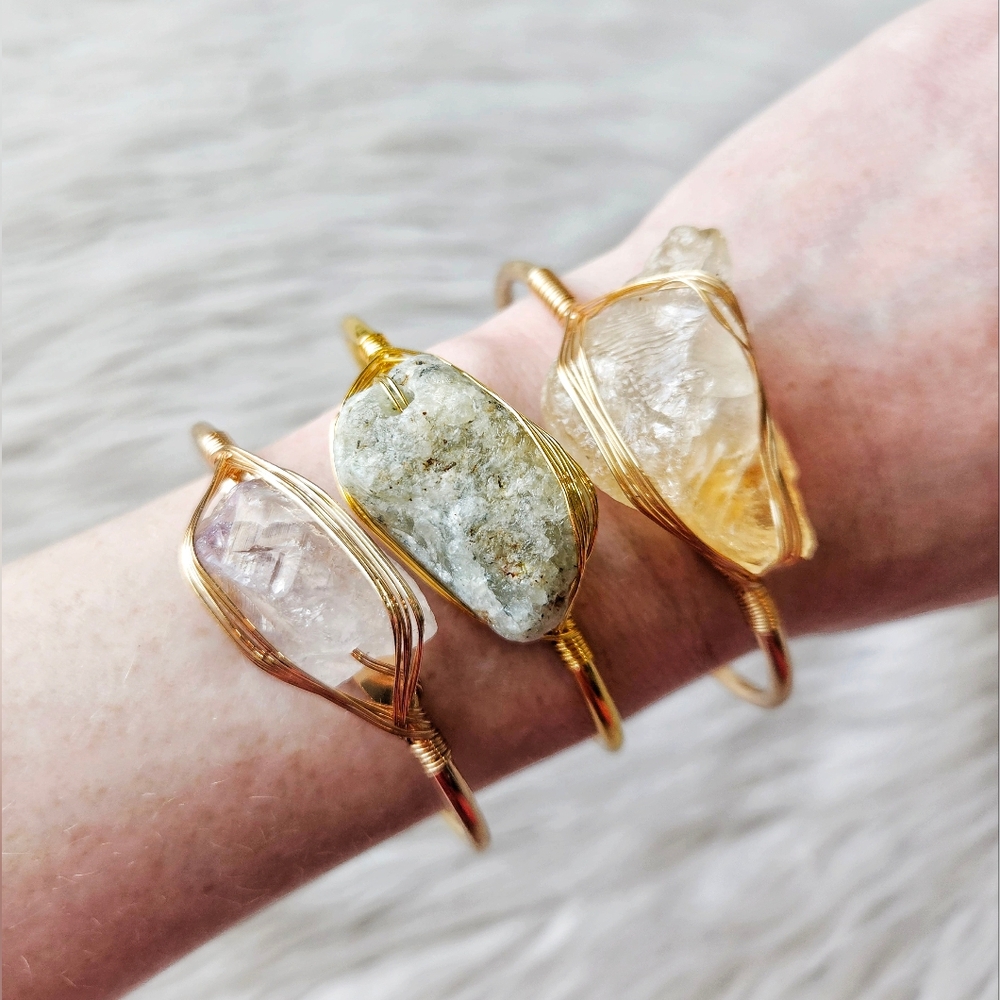 Handcrafted Gold Wire Green Crystal Cuff Bracelet - Raw Stone Accent (Gold)